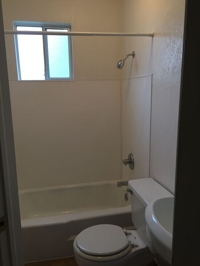 Foto del edificio - 3BD 2BTH - FENCED YARD & WASHER DRYER HOOK...