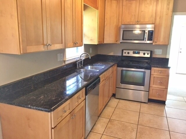 Building Photo - Gorgeous Toco Hills 3 Bedroom, Hardwood Fl...