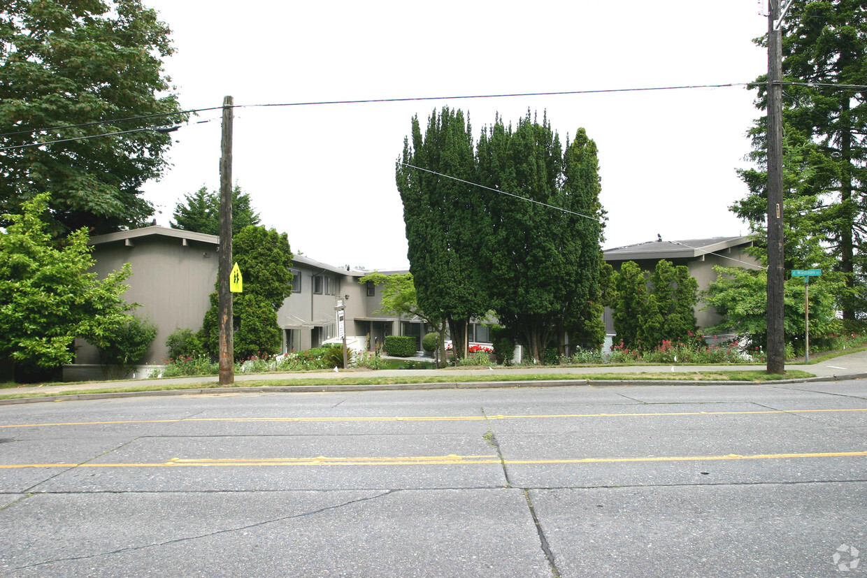 Primary Photo - Broadmoor Manor Apartments