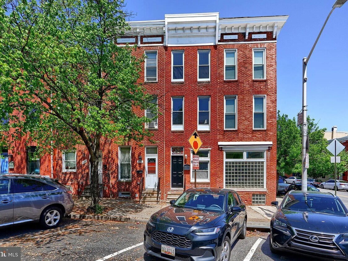 Primary Photo - 2242 E Fairmount Ave
