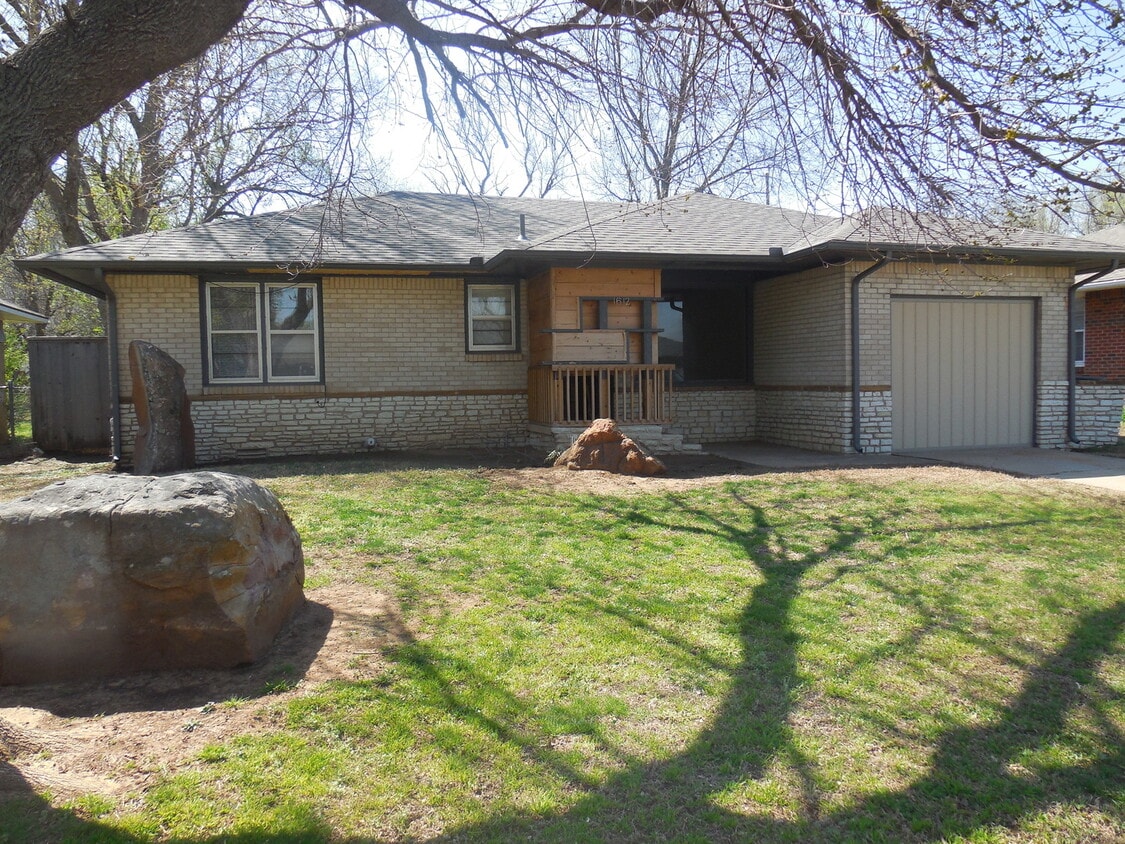 3 BED 1 BATH IN CASADY HEIGHTS ADDITION OF THE VILLAGE - 3 BED 1 BATH IN CASADY HEIGHTS ADDITION OF THE VILLAGE