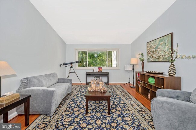 Foto del edificio - 8223 Tuckerman Ln