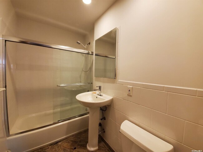 Foto del edificio - 58-14-58-43 43rd Ave
