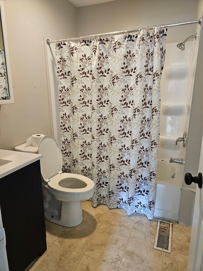 Baño del primer piso - 929 Tiffin Ave