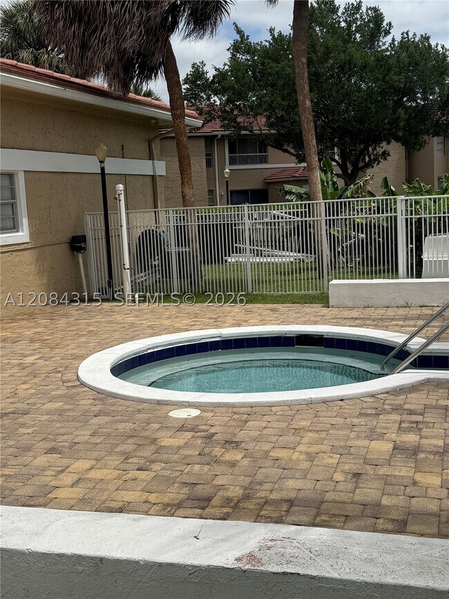 Building Photo - 10228 Twin Lakes Dr