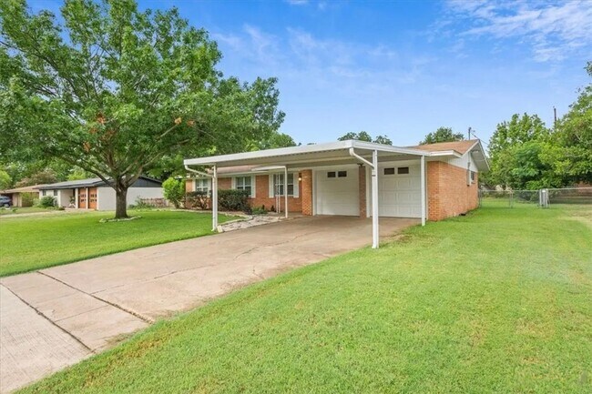 Building Photo - 316 Cranbrook Dr