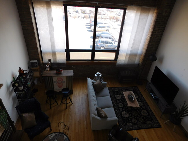Building Photo - 413 N Carpenter St