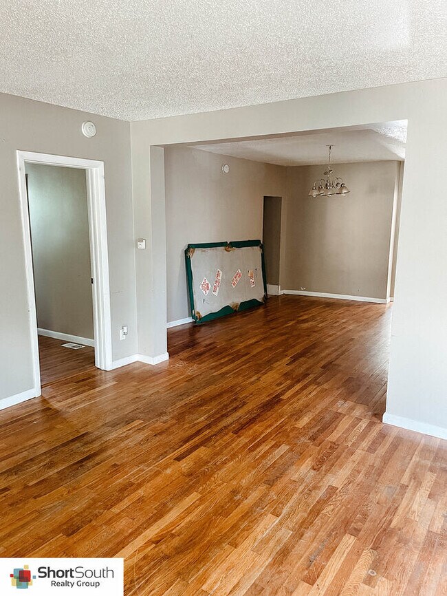 Building Photo - 5 Bed 3 Bath w/4 Stall Garage off Alpine A...