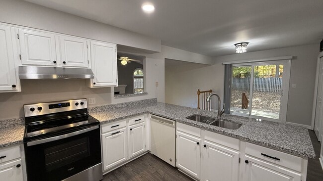 Building Photo - Settlers Landing Colonial