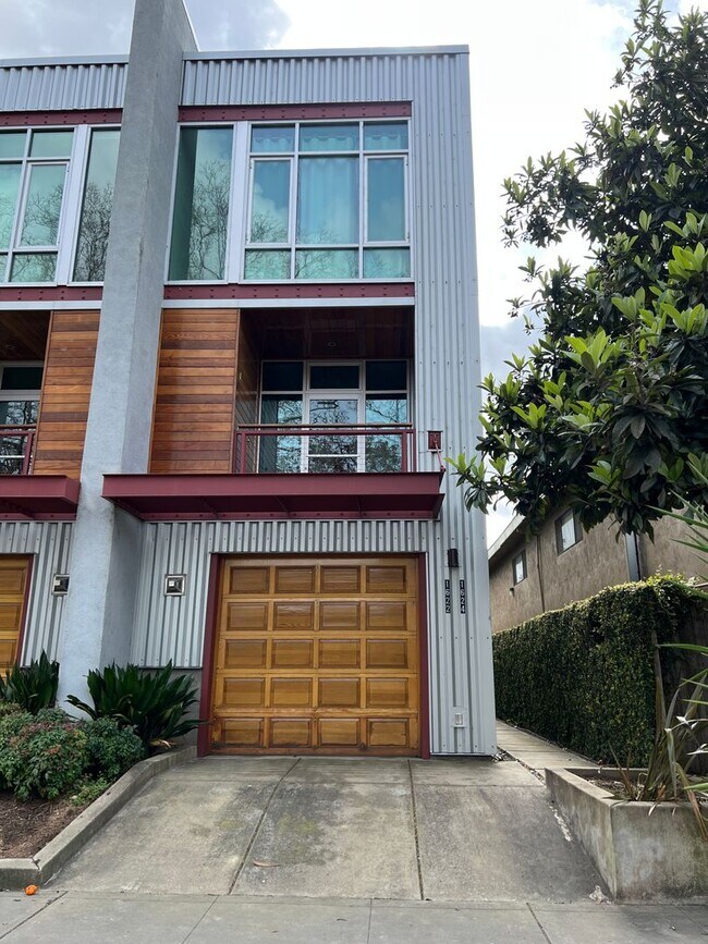 Building Photo - THIS IS THE LOCATION AND LIFESTYLE YOU WAN...