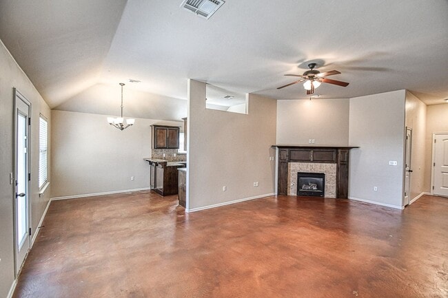 Foto del edificio - Three Bedroom Home with Storm Shelter in M...