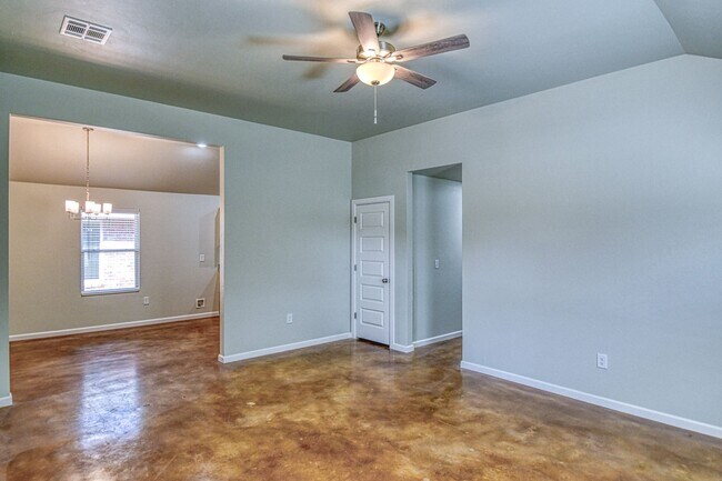 Foto del edificio - New Construction in Varenna Landing! Storm shelter and lawn care included!