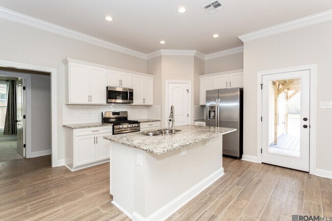 Building Photo - 6356 Lake Edge Dr