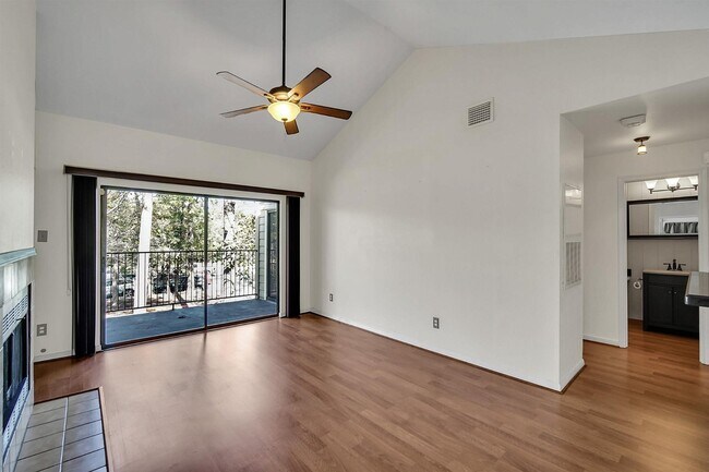 Foto del edificio - 3500 Tangle Brush Drive Apt #202, The Wood...