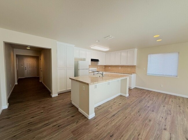 Building Photo - 1330 Riverside Ct