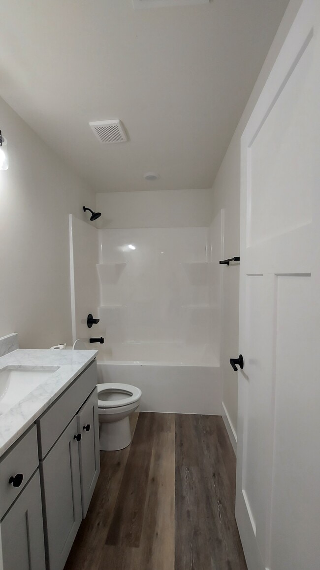 Building Photo - 517 Eagle St