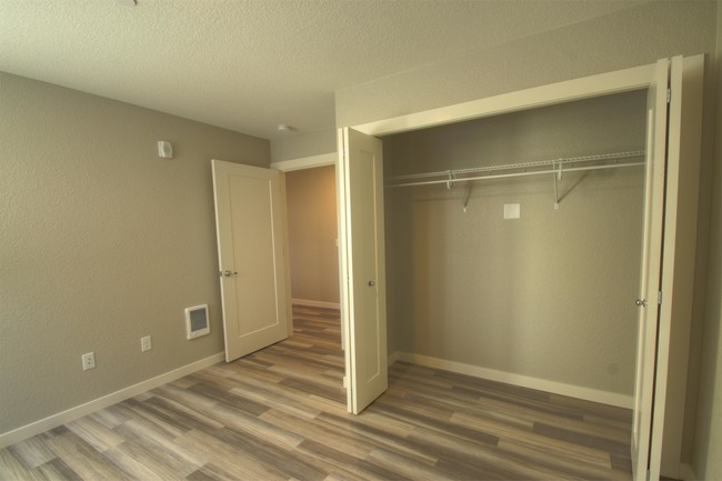 Building Photo - 830 Crestmont Way