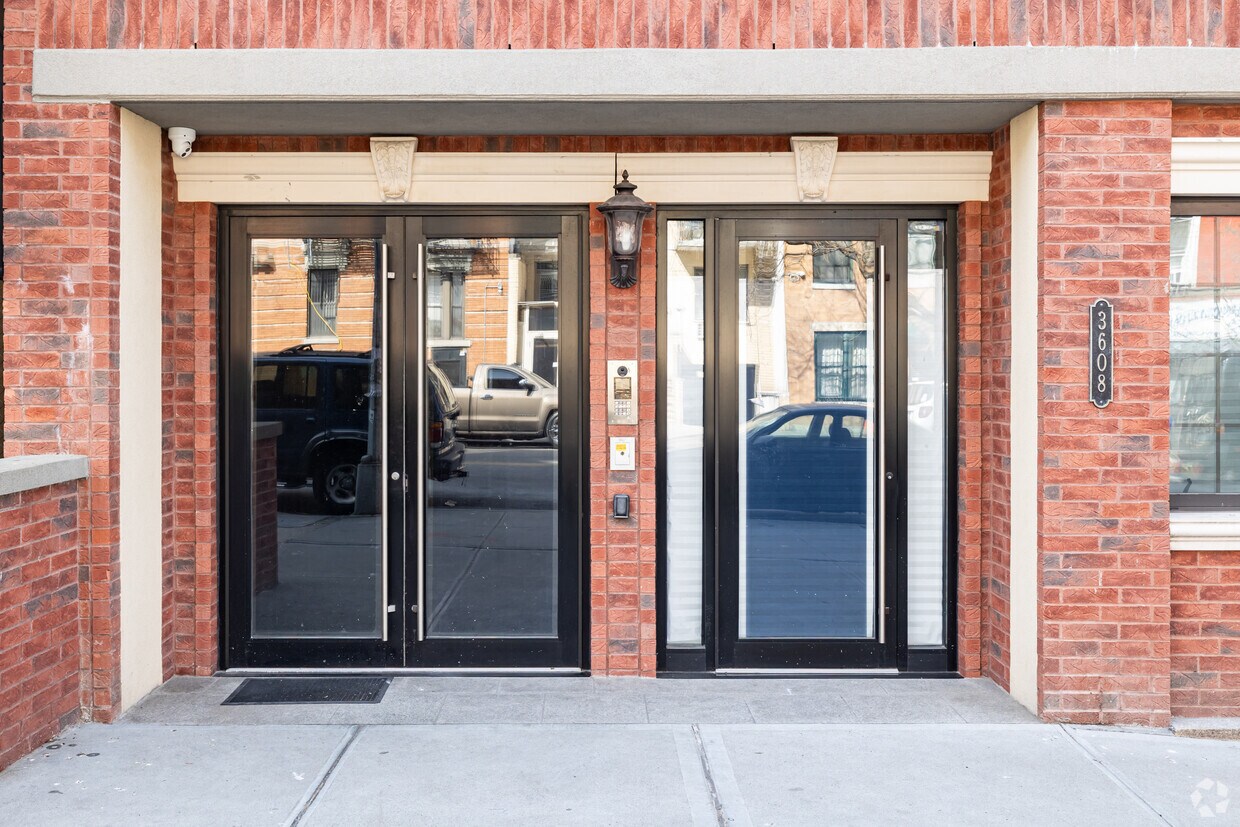Entrada - 36-08 28th Ave