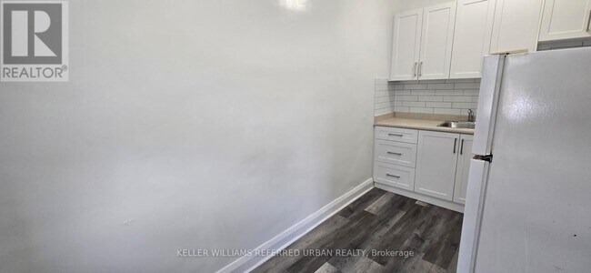Photo du bâtiment - 137 Eglinton Ave W
