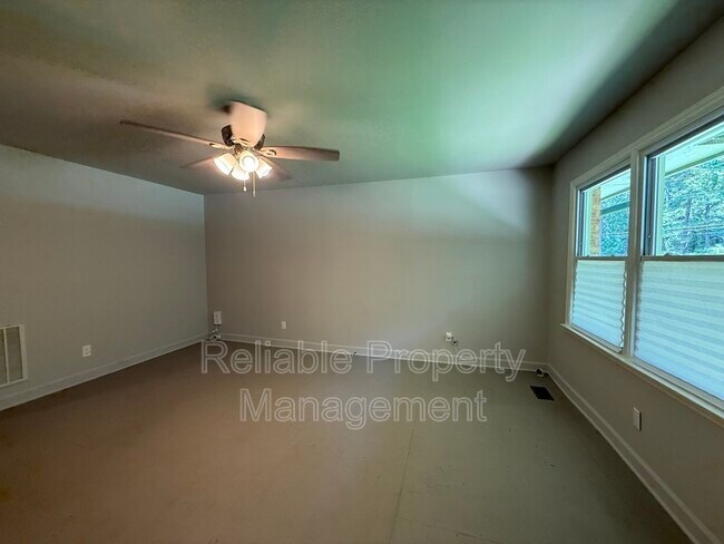 Foto del edificio - 725 Locust Ln