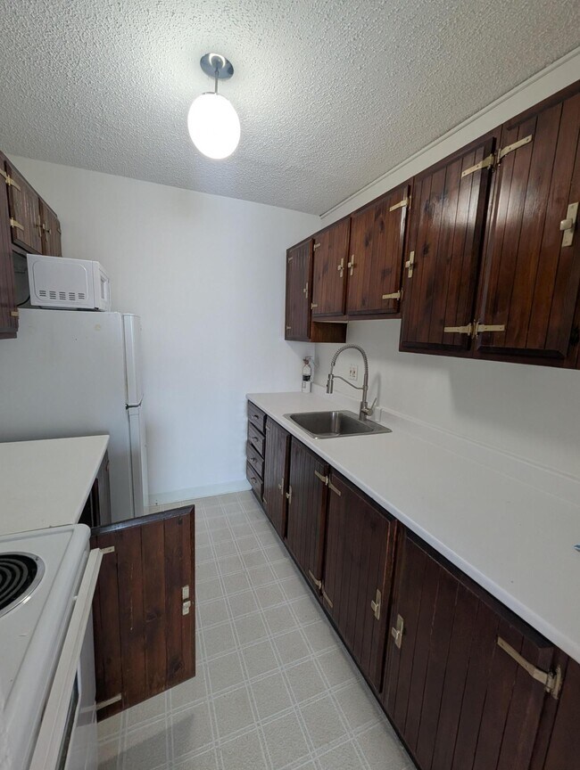 Building Photo - 5572 N Ridge Rd