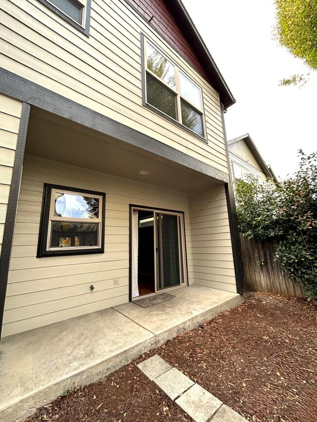 Building Photo - 2 Bedroom-2.5 Bath Townhome