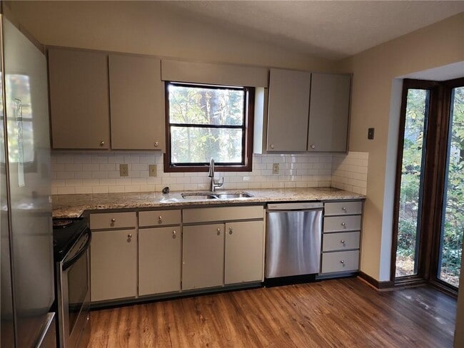 Building Photo - 258 Rustic Ridge Dr NE