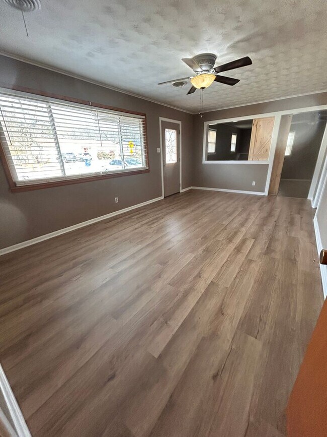 Building Photo - $1015 FEBRUARY 2024 MOVE IN SPECIAL!!