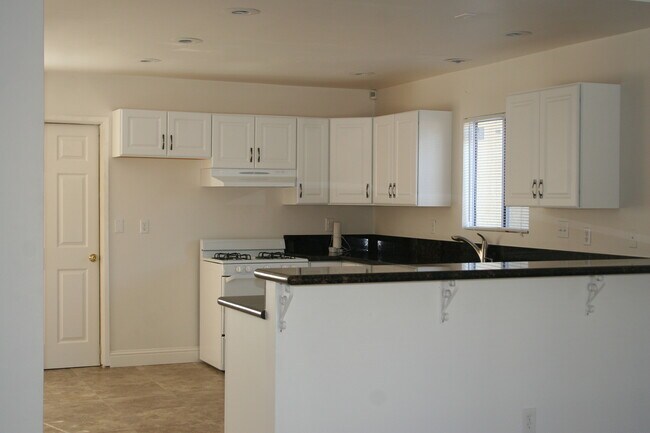 Building Photo - BEAUTIFUL 3bd 2ba South Bakersfield W/POOL!!