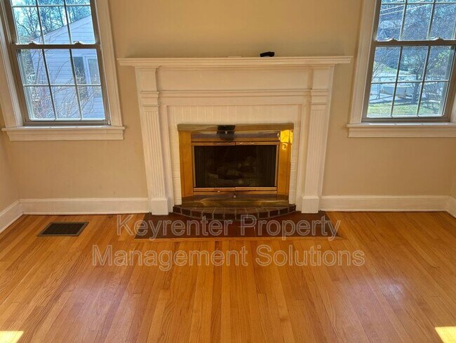 Building Photo - 127 College Cir