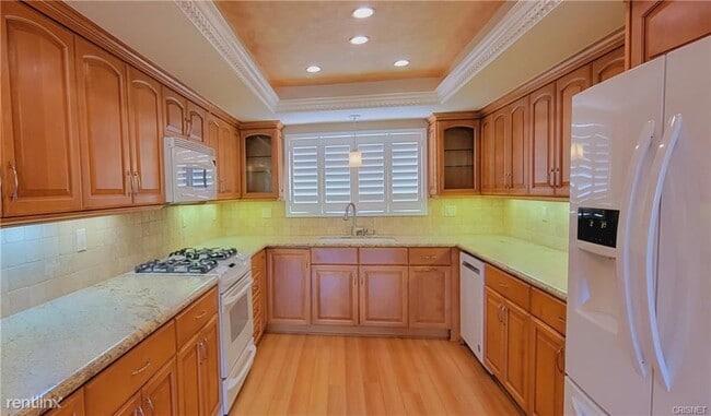 Building Photo - 3 br, 3 bath Condo - 21821 Burbank Blvd Un...