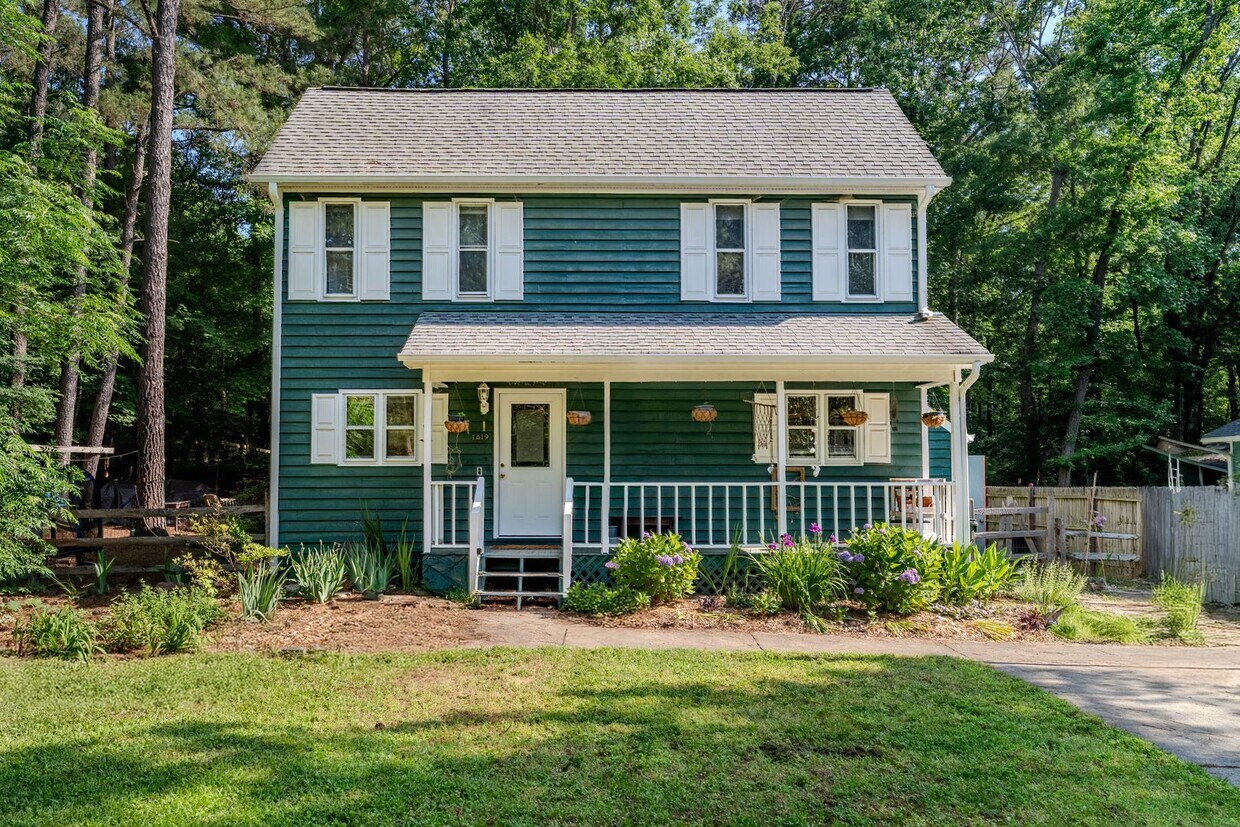 Primary Photo - Available 12/20!: Charming 3br 2ba Saltbox...