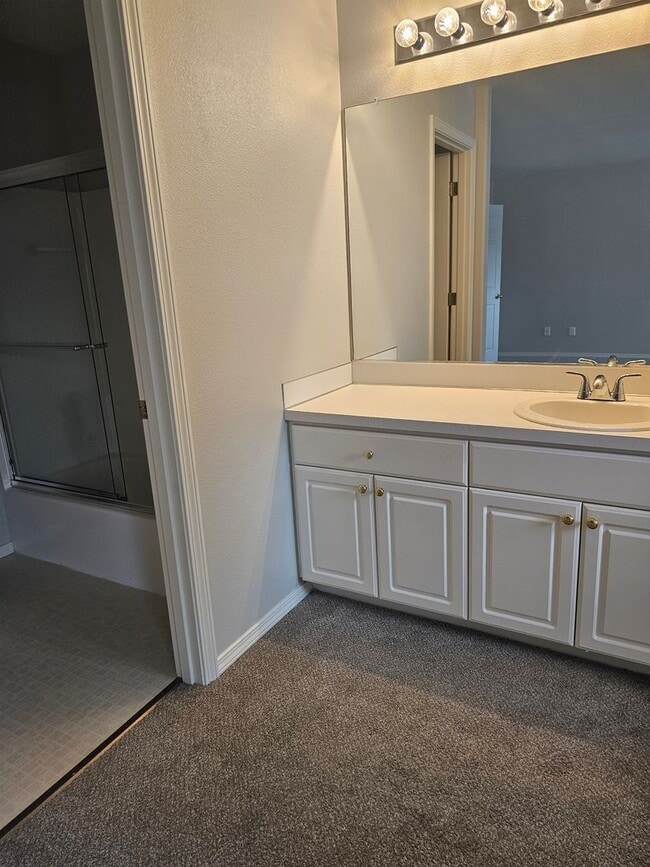 Building Photo - TIGARD TOWNHOUSE