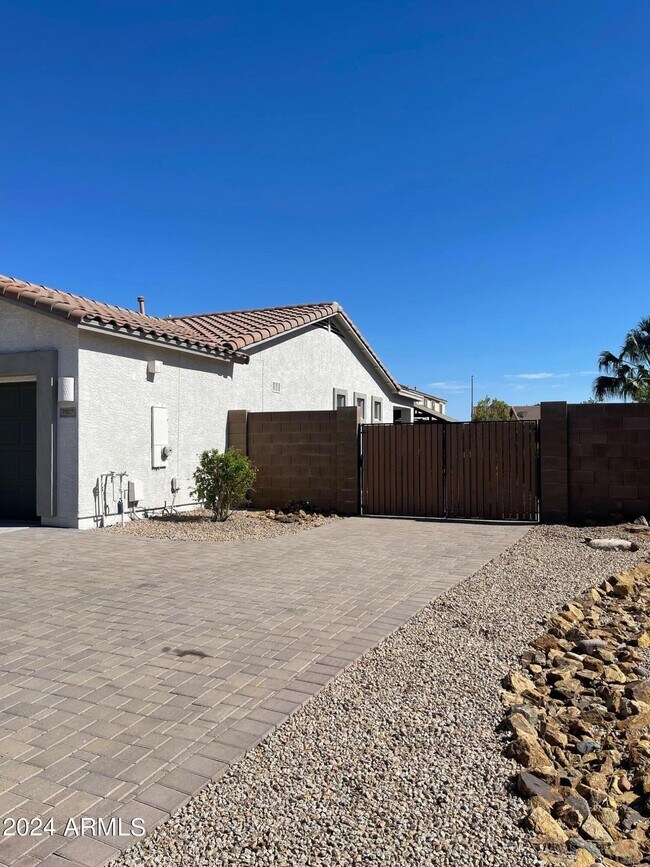 Foto del edificio - 7807 W Quail Ave