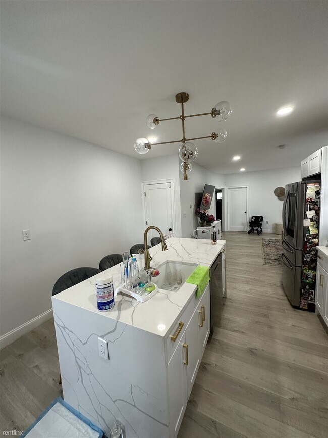 Foto del edificio - 4 br, 1.5 bath Duplex - 1527 Hyde Park Ave