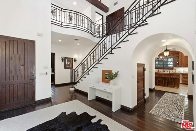 Foto del edificio - 6620 Lindenhurst Ave