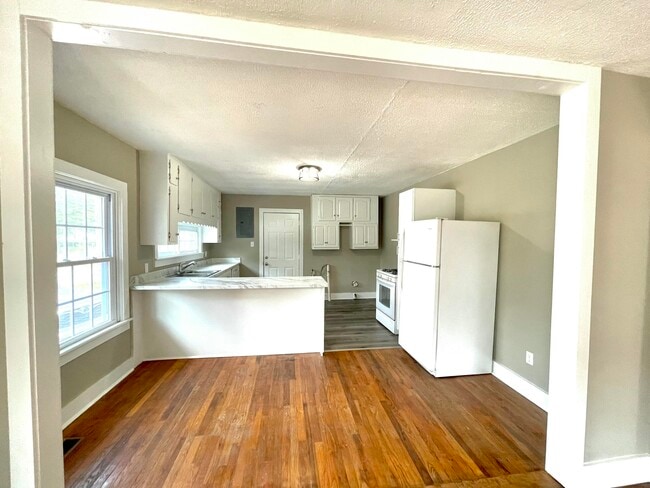 Building Photo - 209 Dixie Dr