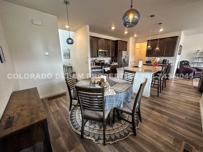Building Photo - Luxurious fully-furnished home in Dove Vil...