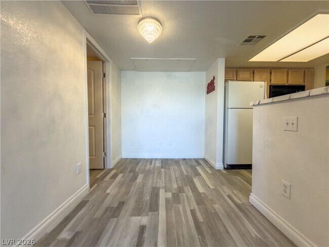 Foto del edificio - 8070 W Russell Rd