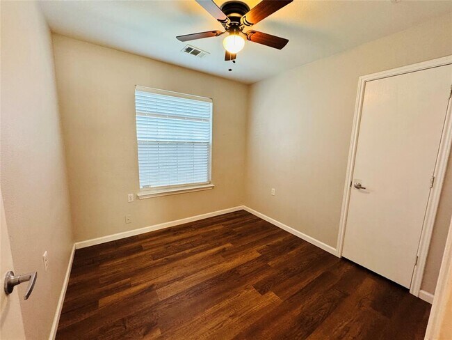 Foto del edificio - 8420 Twiggy Ln