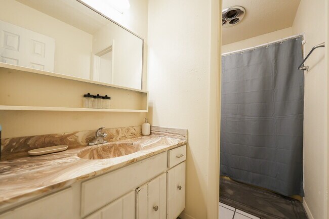 Foto del edificio - Furnished Master Bedroom 3 with Patio Access — Shared Executive Home