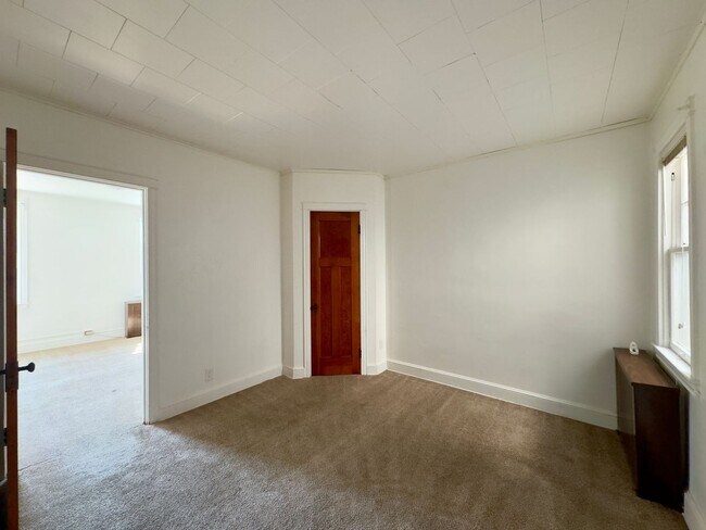 Building Photo - 324 Folcroft St
