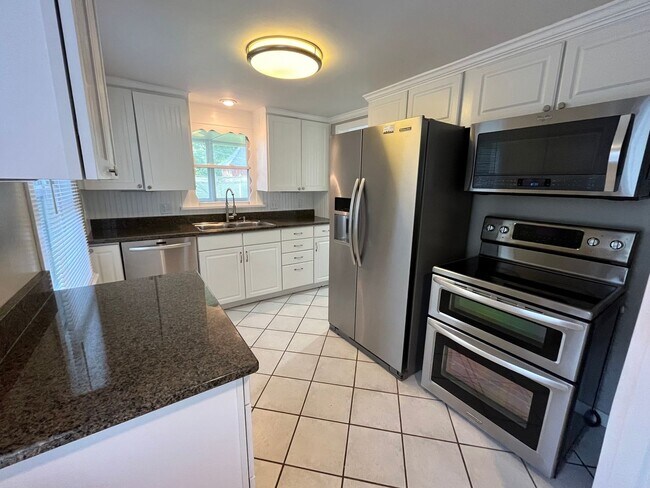 Foto del edificio - 3 Bed 1 Bath Downtown St. Joseph