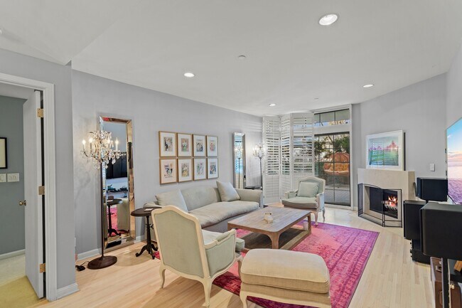 Foto del edificio - 200 N Swall Dr