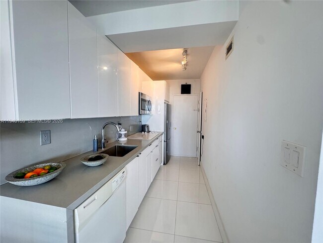 Foto del edificio - 100 Lincoln Rd