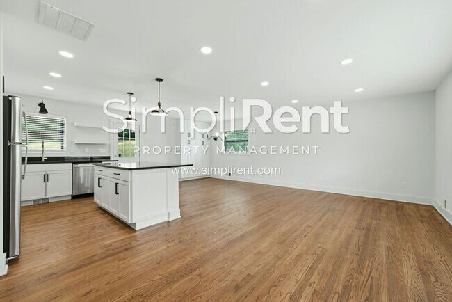 Building Photo - Beautifully Renovated 4 Bedroom Home for Rent in Decatur!