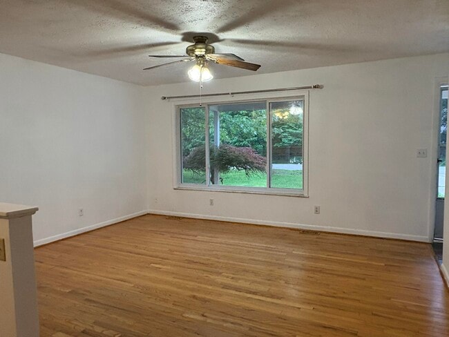 Building Photo - 3304 Maple Dr