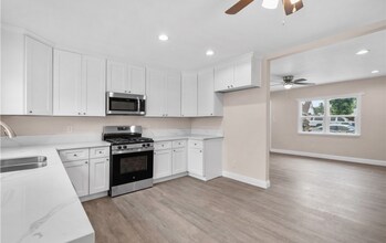 Building Photo - 920 E Elma St