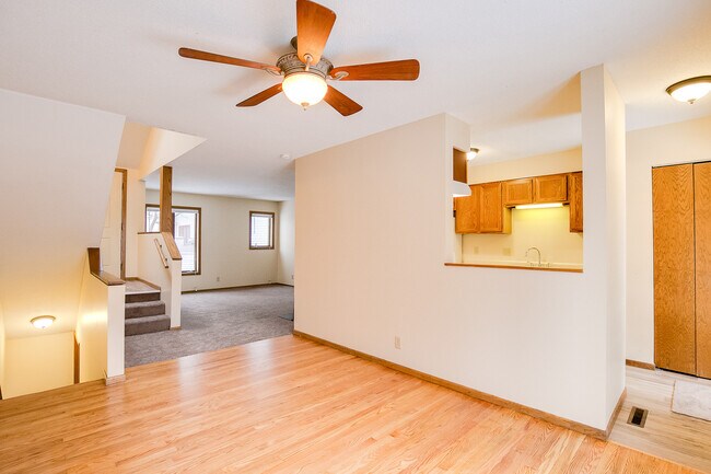 Foto del edificio - Gorgeous Three Bedroom Available 8/5/25!