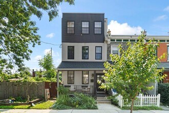 Building Photo - 426 Winona St